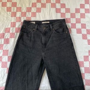 Levi’s dad jean in washed black. Only worn a couple times and washed once.